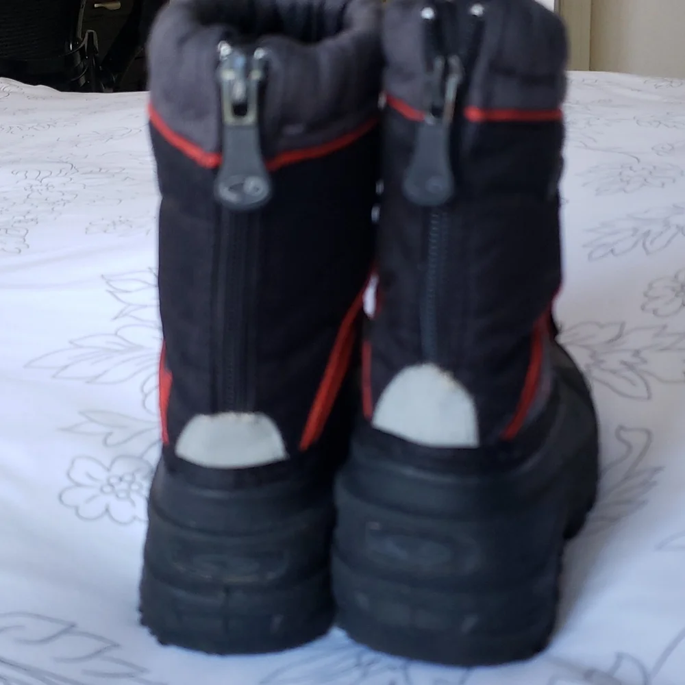 Thermolite Black Snow Boots Kids Size 9